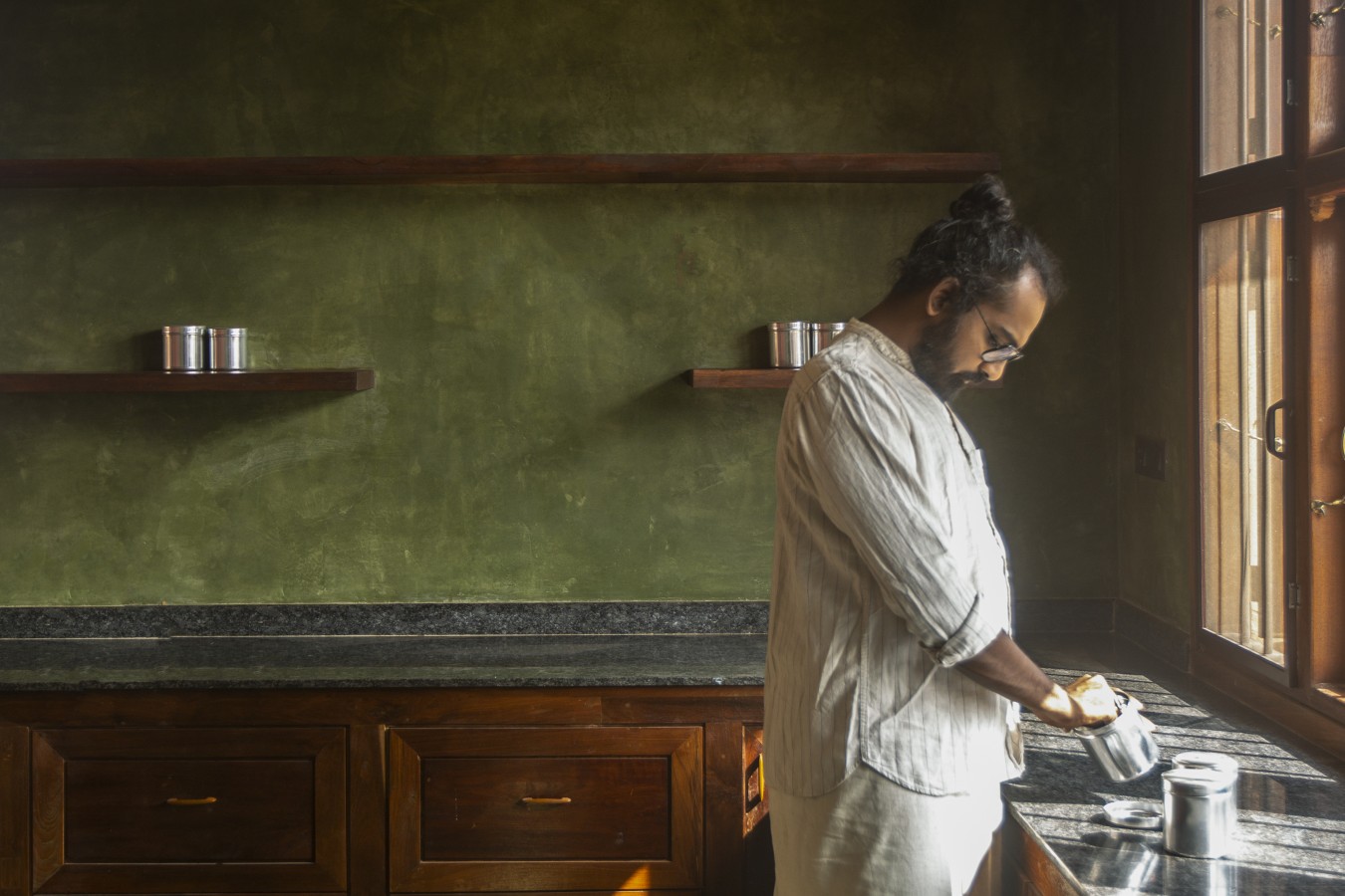 Kitchen with oxide flooring and lime plaster walls